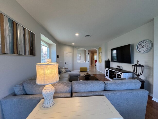 Building Photo - Short Term Rental ** Available 10/1/25 ** ...