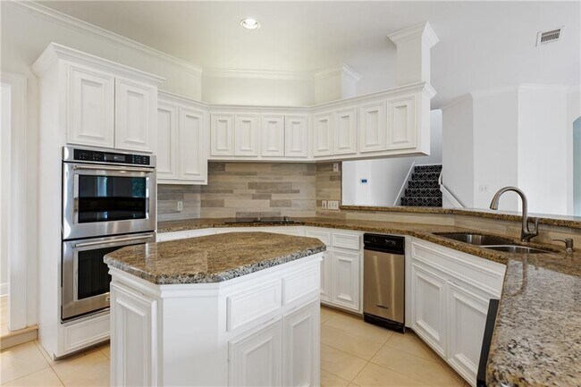 Building Photo - 16018 Fontaine Ave