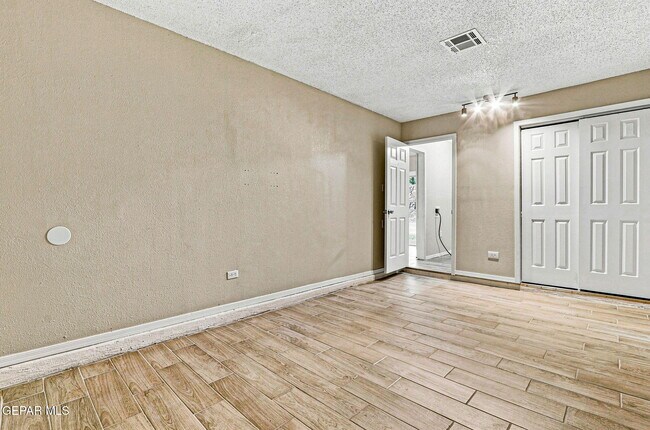 Building Photo - 11524 Meadowbrook Dr