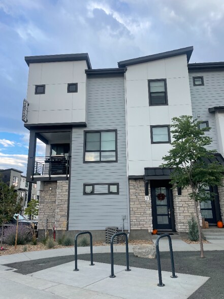 Building Photo - 2010 S Holly St