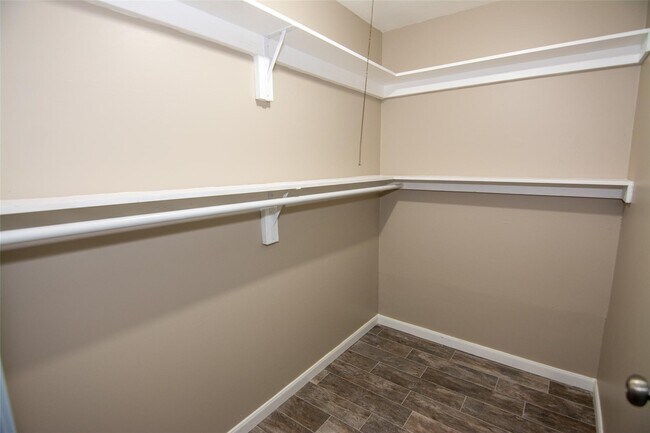 Building Photo - 2302 Cades Cove Dr