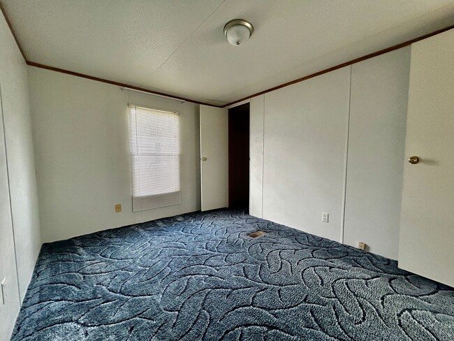Building Photo - Available Now! 3 Bedroom 2 bath unit