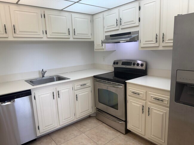 Building Photo - 4602 Martinique Way