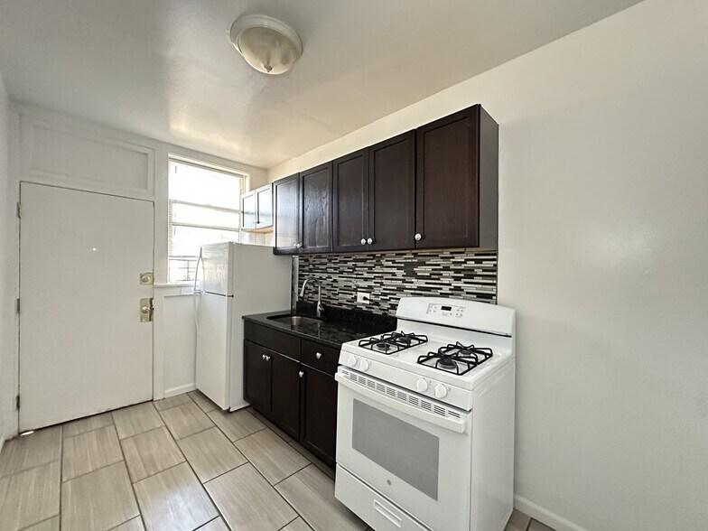 Building Photo - 5662 N Ridge Ave