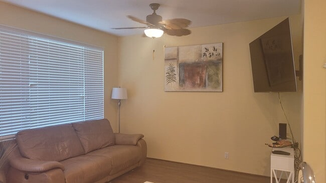 Building Photo - 1175-D