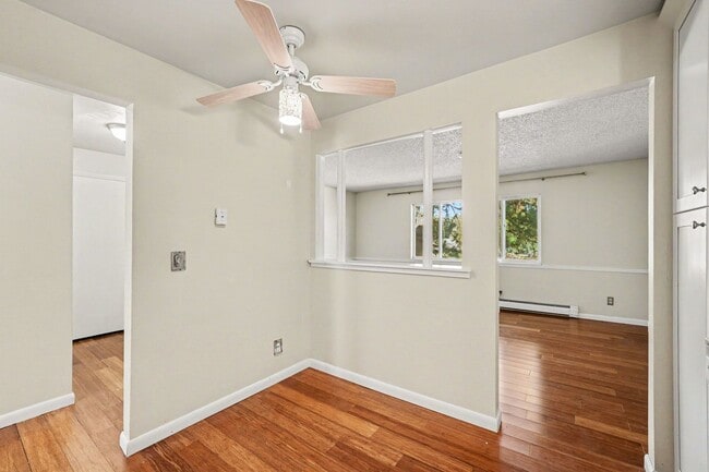 Building Photo - 232 S Brentwood St