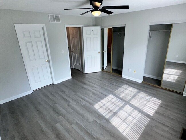 Building Photo - Lovely Townhouse in Winchester! All Electric, Off-Street Parking, W/D Hookups, Small Pets Ok!