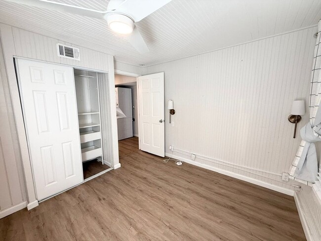 Building Photo - Charming Beachside Rental!