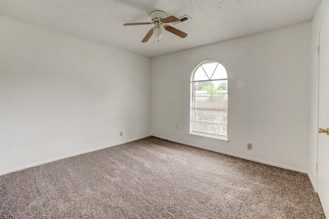 Building Photo - 4 Bed | 2 Bath | Broken Arrow | October