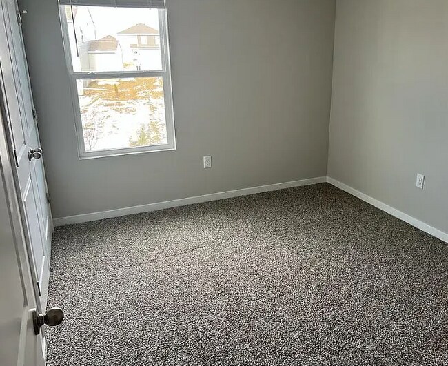 Building Photo - 340 Ember Dr