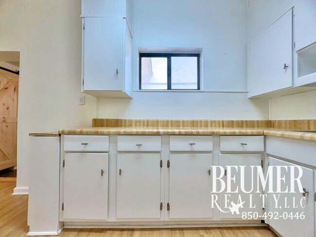 Building Photo - Charming Updated 2br/1ba Mid-Century Cottage