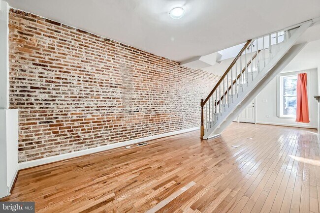 Building Photo - TWO BEDROOM TWO BATHROOM TOWNHOUSE AVAILABLE FOR SEPT 1ST MOVE-IN!!!!