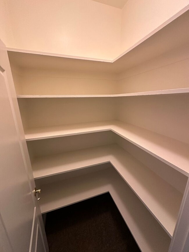 Building Photo - Spacious and inviting 4-bedroom, 2-bathroom home in a desirable Bakersfield neighborhood!