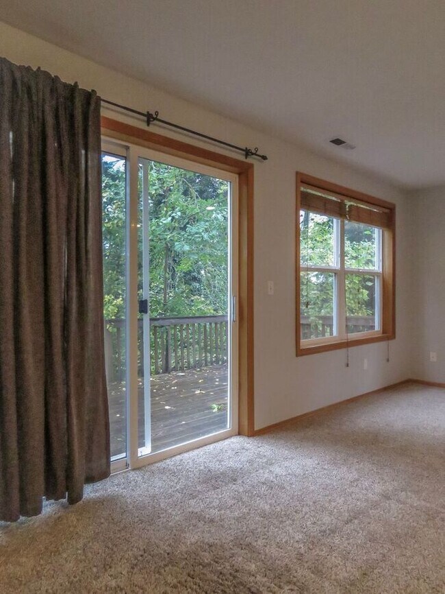 Building Photo - 4 Bedroom Home located in Summer Woods -La...