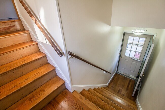Building Photo - (852) 7434-36 Delmar