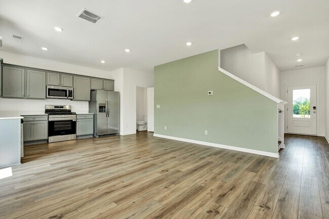 Building Photo - 5010 Highwood Dr