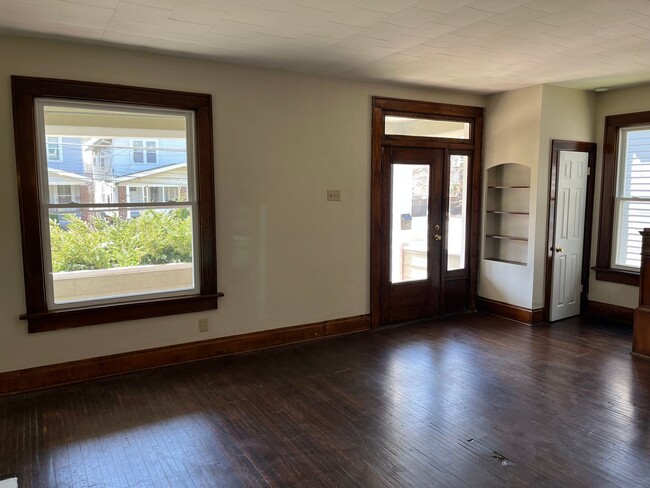 Building Photo - **REMODELED 4-BEDROOM/2-BATH HOUSE IN NORT...