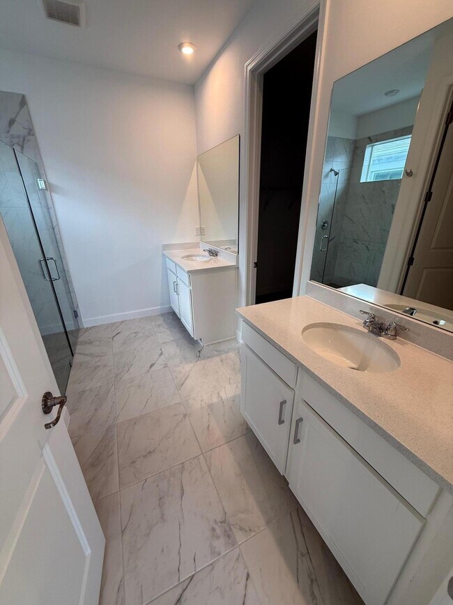 Building Photo - 13509 SW Bally Dr