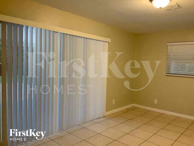 Building Photo - 1302 Crest Dr