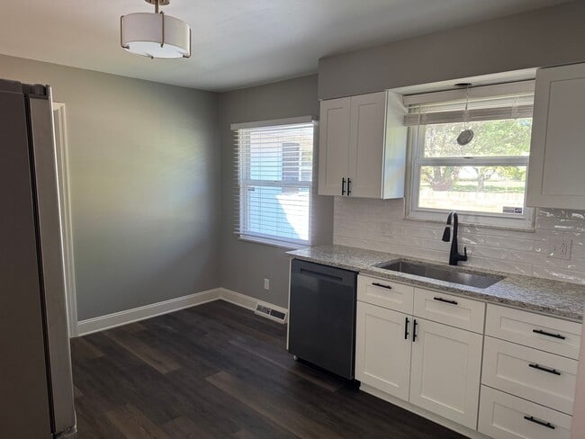 Building Photo - 3 Bedroom Ranch - Upper Arlington, OH