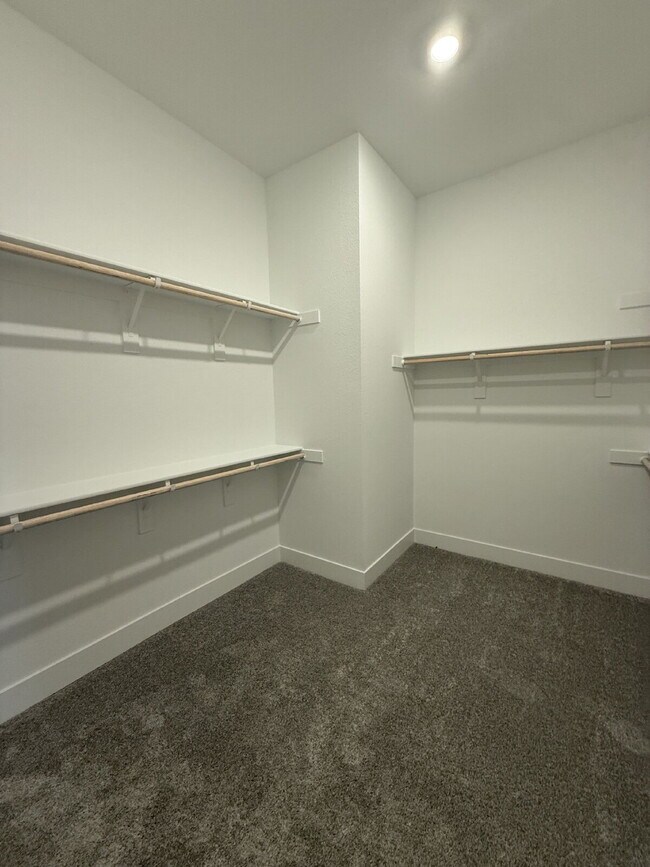 Building Photo - 8190 Lamplight Dr