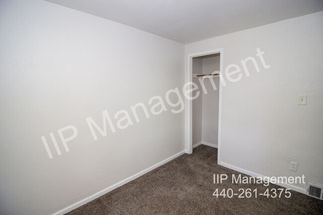 Building Photo - 450 Kenwood Dr