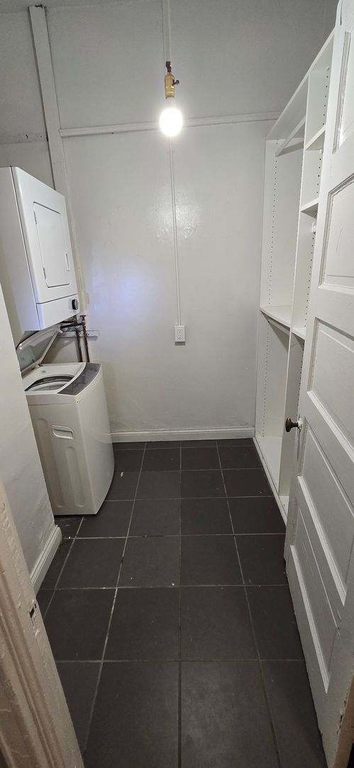 Building Photo - Spacious Two Bedroom Condo in the Barwick-Large Kitchen-Renovated Bathroom