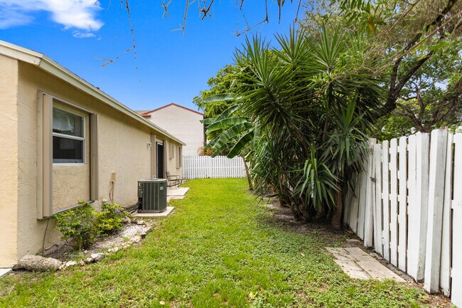 Building Photo - 13945 Langley Pl