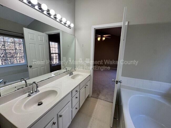 Building Photo - 1413 Crimson Creek Dr