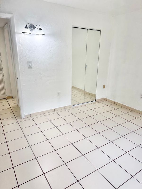 Building Photo - 4655 Palm Ave