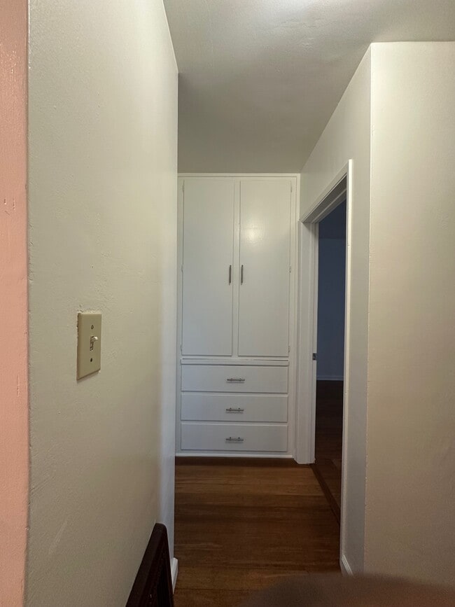 Building Photo - 2320 W 24th St