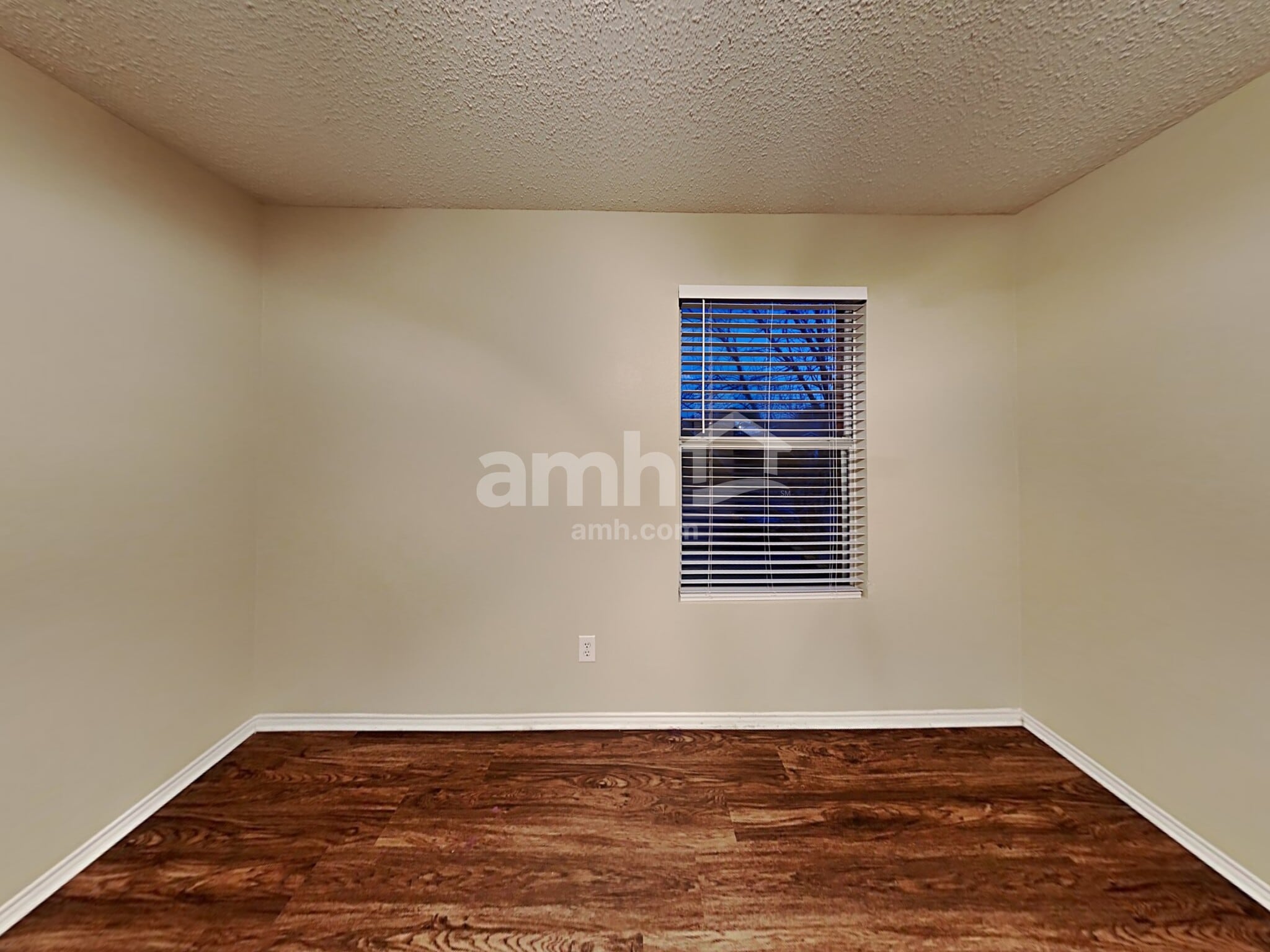 Building Photo - 1528 Englewood Dr