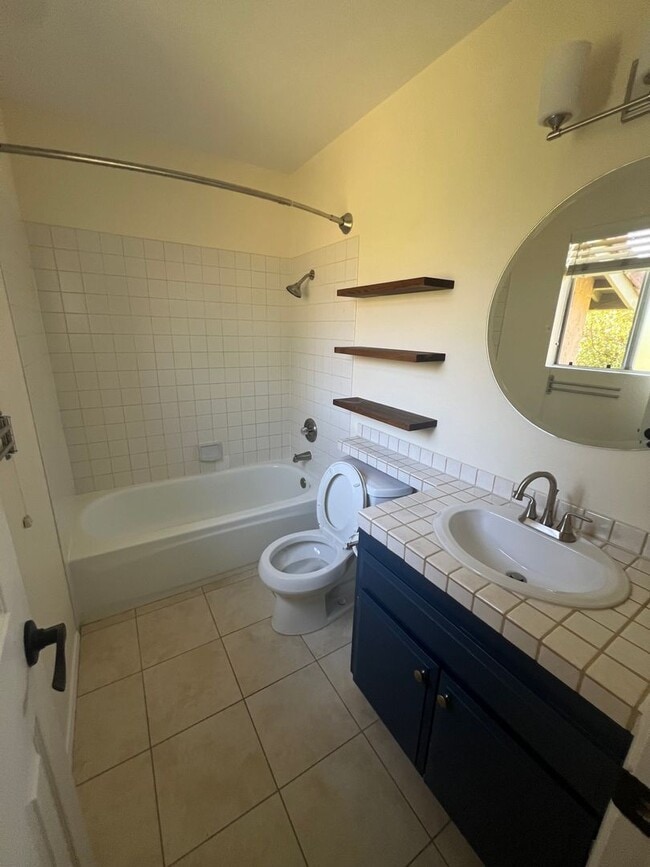 Building Photo - Lovely Condo bordering North Park & South ...