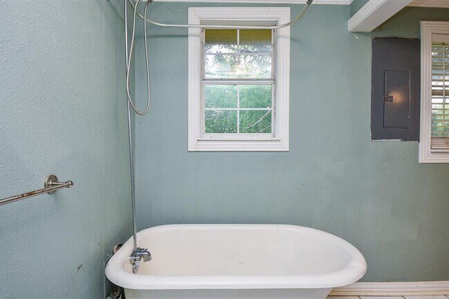 Building Photo - 1105 Avenue D