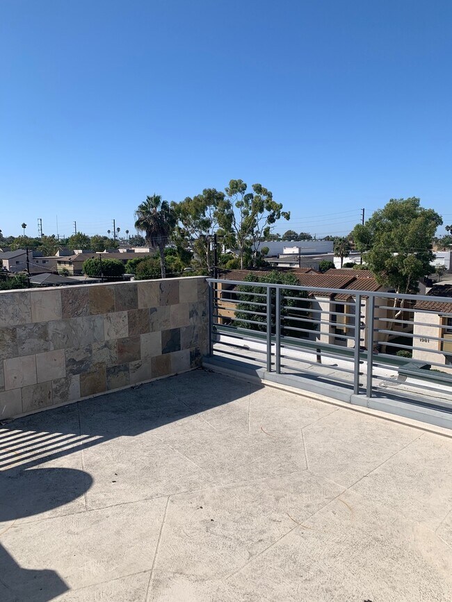 Building Photo - Modern 3 Bed/ 4 Bath, Detached, Private Dr...