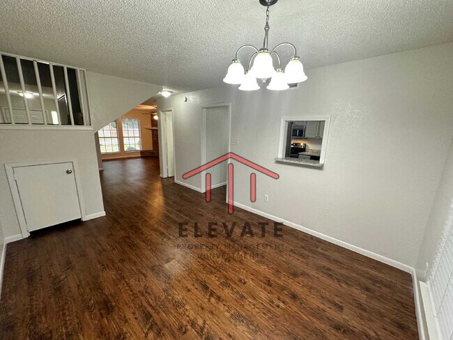 Building Photo - "Charming 3-Bedroom Townhouse Oasis with 2...
