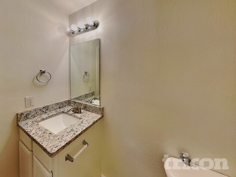 Building Photo - 712 Locustberry Dr