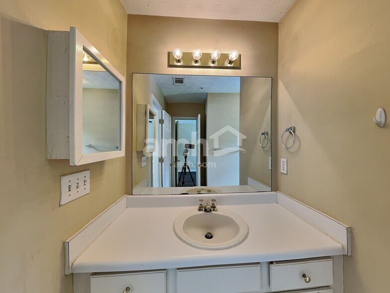 Building Photo - 1388 Glenover Way