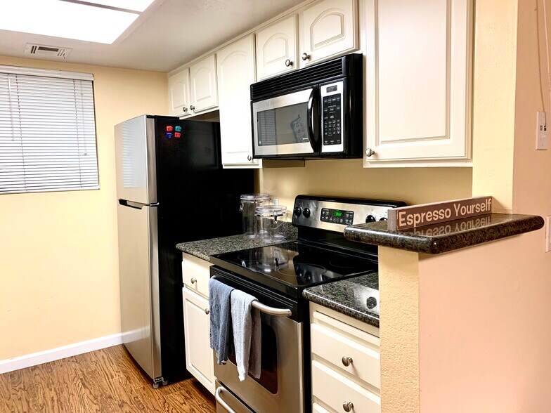 Building Photo - 12035 Alta Carmel Ct