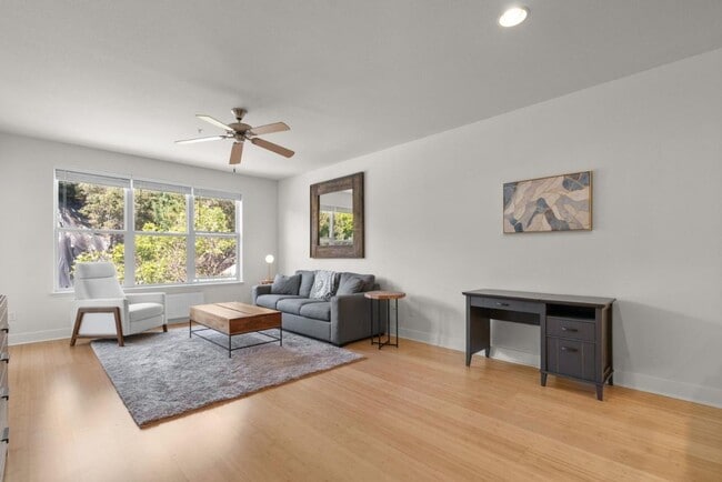 Building Photo - Luxury condo in the heart of downtown Santa Cruz!
