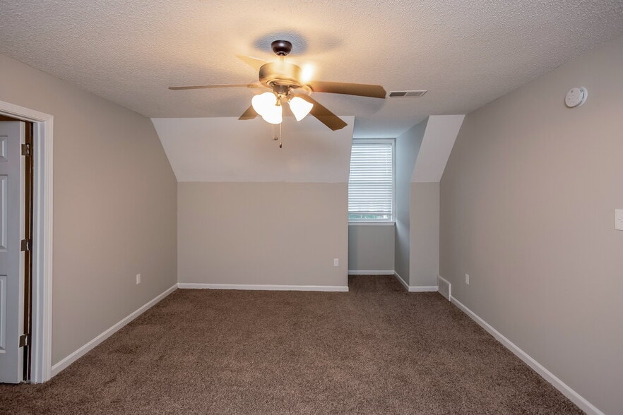 Building Photo - 7165 Chevy Chase Dr