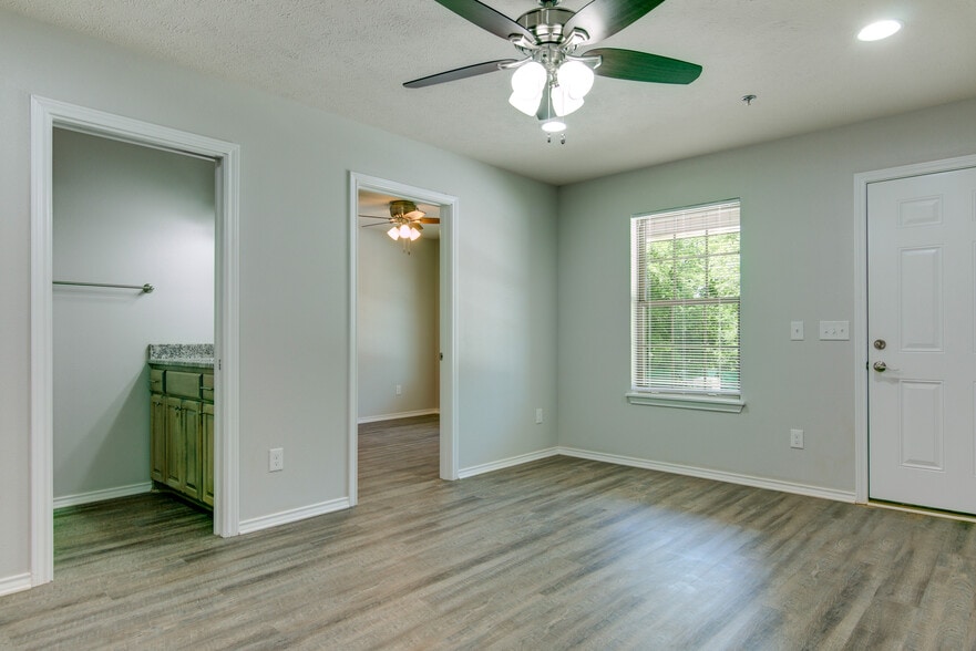 Master Bedroom - 911 Pecorella St E