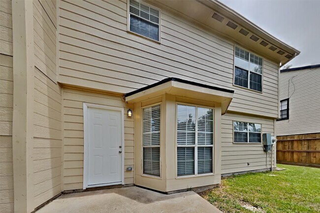 Building Photo - 3327 Colonel Ct Dr