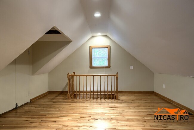 Building Photo - 226 E 16th Ave