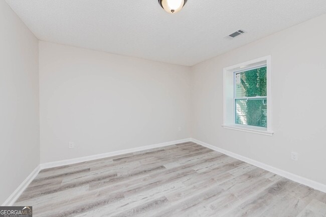 Building Photo - 3584 Log Cabin Dr