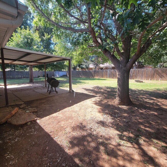 Building Photo - 4444 Phillips Dr