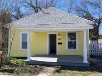 Building Photo - ADORABLE 3 BEDROOM HOUSE- FENCED BACK YARD