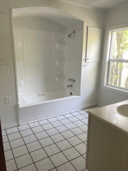 Upstairs Full Bath - 104 Harrison Blvd