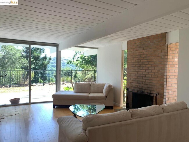 Building Photo - 5559 Greenridge Rd