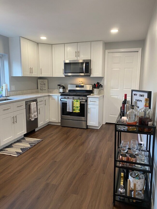 Building Photo - NEWLY RENOVATED 2 BEDROOM IN THE HEART OF SOUTHSIDE!